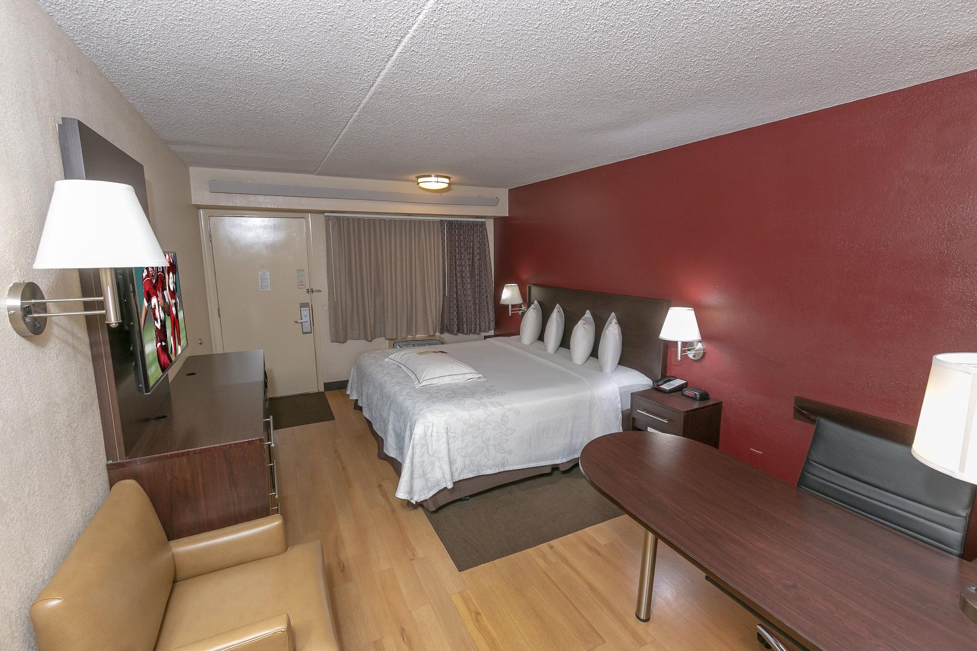 Hotel Red Roof Plus+ Pittsburgh East - 3*