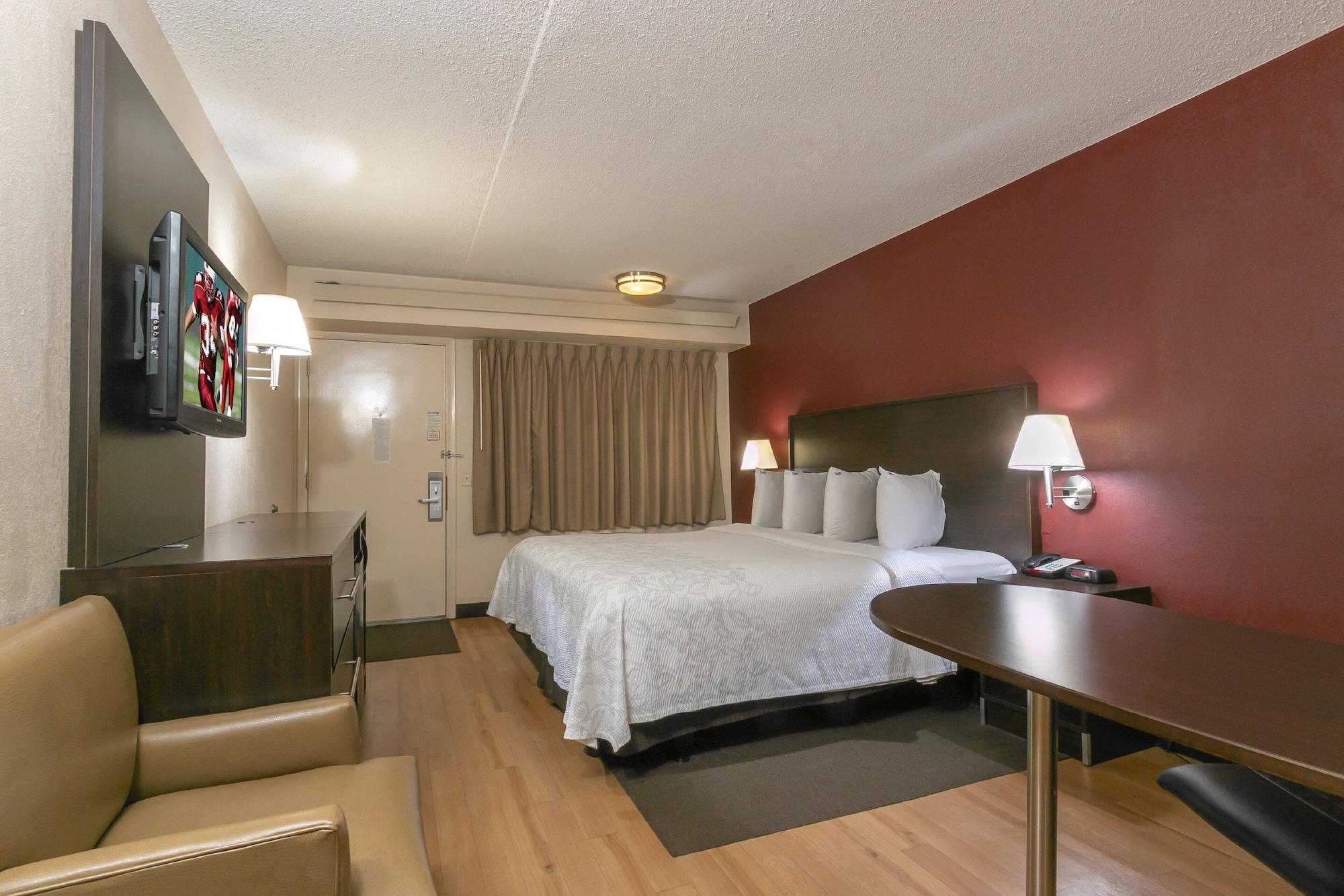 Red Roof Plus+ Pittsburgh East - Hotel